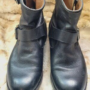 Frye Tyler Black Leather Double Buckle Ankle Boots w/Zipper in back. Size 7